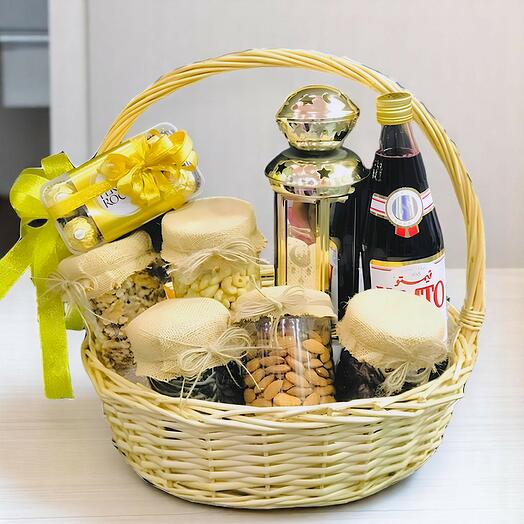 Подарочная корзина с сухофруктами и шоколадом