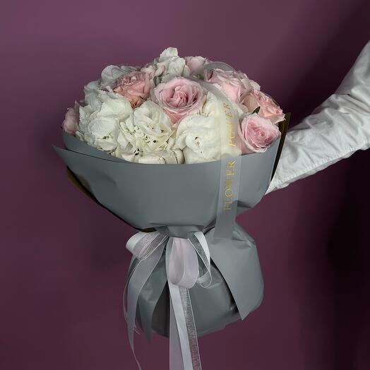 Шифоновое облако: букет белых гортензий и роз розового и белого цвета