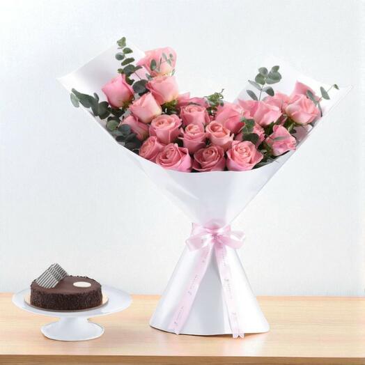 Букет Шёпот роз   Комбо с шоколадным тортом – Подарочный набор с розовыми розами для особых случаев