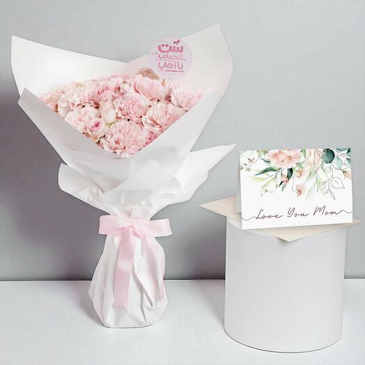 Букет из роз и гвоздик ко Дню матери с поздравительной открыткой