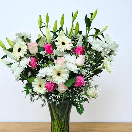 Смешанные цветы в вазе: