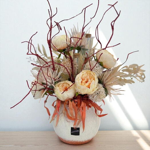 Искусственная цветочная композиция в горшке