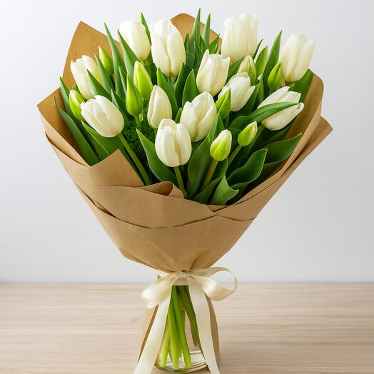 Белый тюльпан в коричневой упаковке в букете