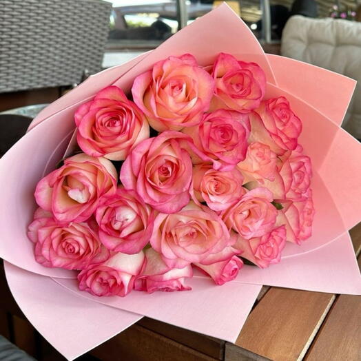 Премиальный и роскошный букет из 20 розовых роз