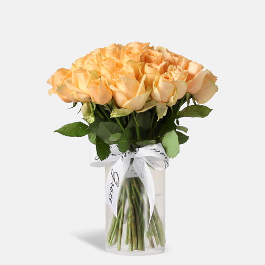 Персиковые розы в вазе