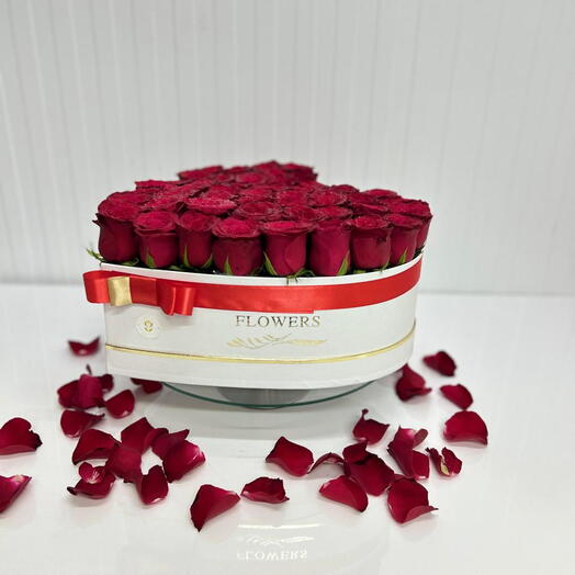 Коробка в форме сердца с 35 красными розами