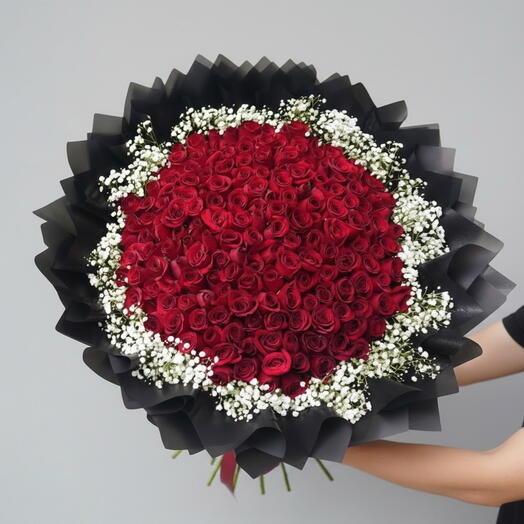 Круглый букет из красных роз