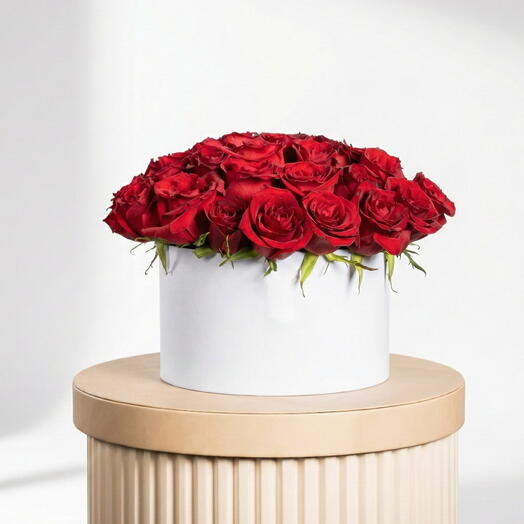 Коробка Валентайн с красными розами – 35 свежих красных роз