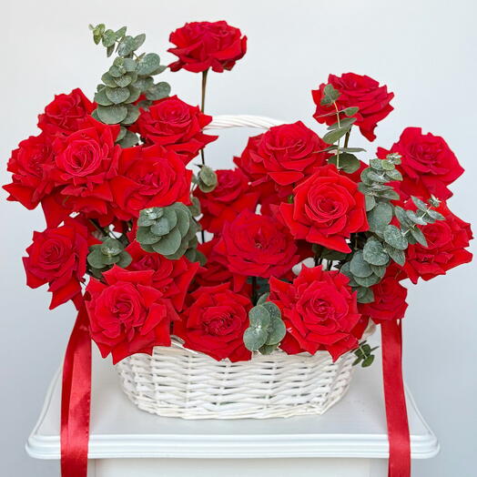 45 красных роз в классической корзине