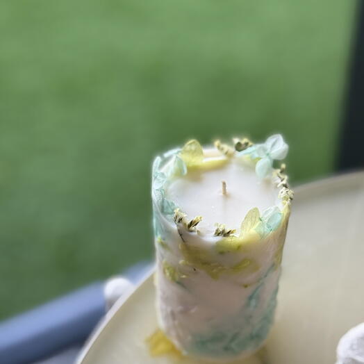 شمعة معطرة برائحة الزهور