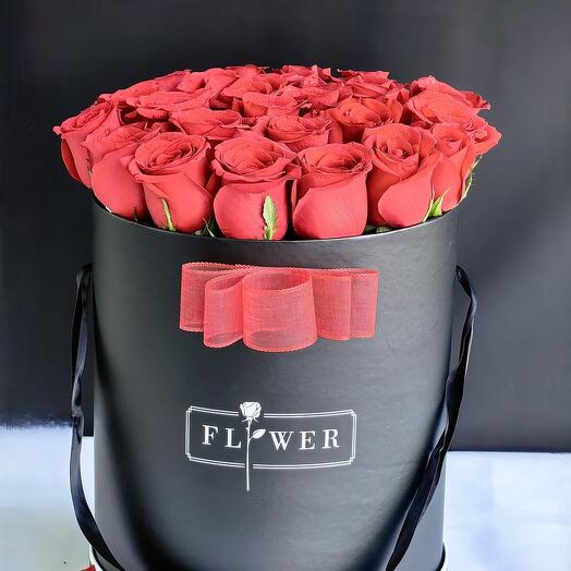 Красная роза в чёрной коробке