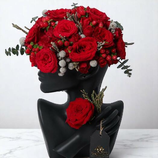 Моя королева в красном – художественная чёрная ваза-манекен с красными розами   цветочная корона