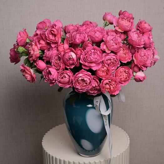 25 роз Julieta Cerise в голубой стеклянной вазе в горошек  6925