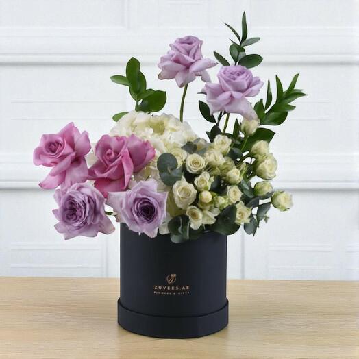 Lavender Dreams Black Bloom Box – Элегантная фиолетово-белая цветочная композиция