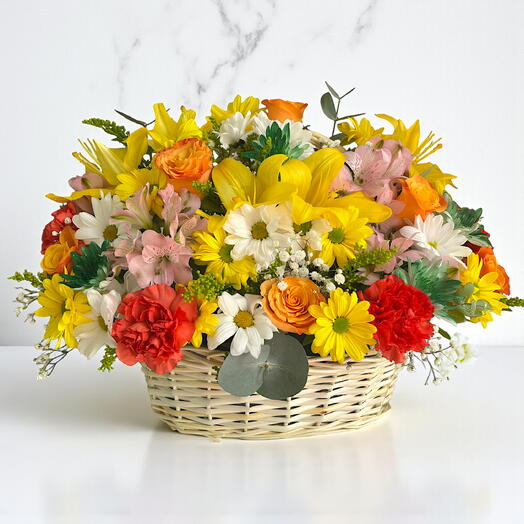 🧡💛 Flor del atardecer! Una cesta de lirios, rosas   crisantemos para la máxima alegría! CestaDeFlores IdeasDeRegalo