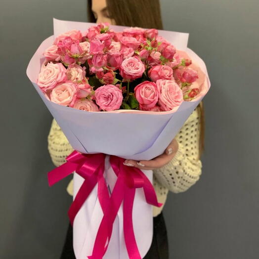 Подруга – букет из ярко-розовых кустовых роз – подарок на годовщину дня рождения