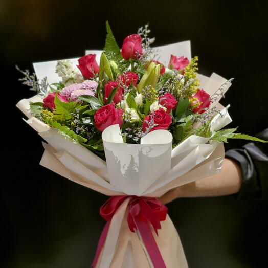 Букет, покрытый зимними лепестками