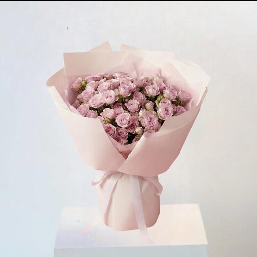 Pixie Petals – Bouquet luxueux de 99 roses branchues violet clair pour un anniversaire ou une fête.