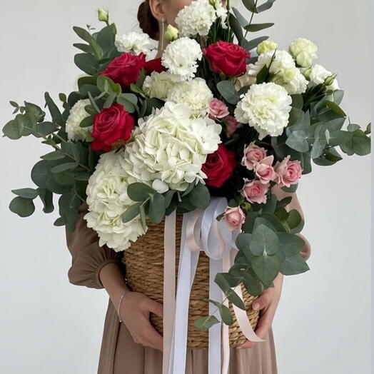 Корзина с разными цветами