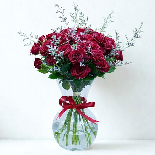 Ruby Mist – 15 Red Spray Roses in a Vase