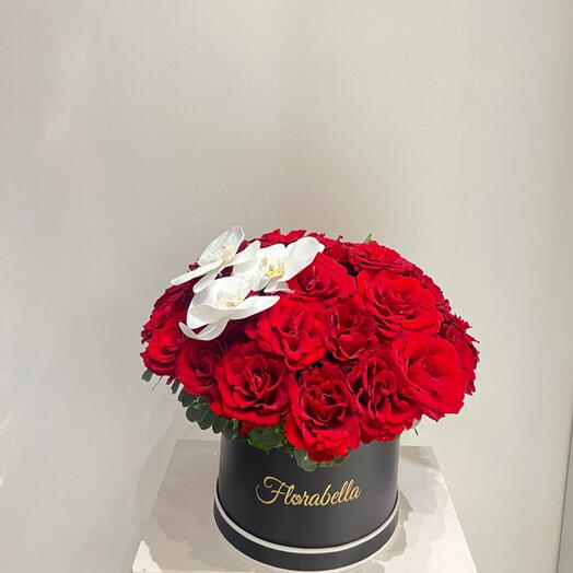 Красные розы с 3 головками фаленопсиса