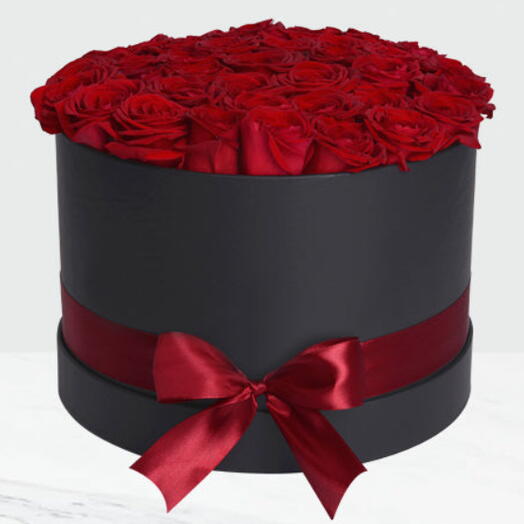 علبة دائرية بها 30 وردة حمراء