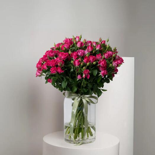 Ваза с темно-розовыми спрей-розами