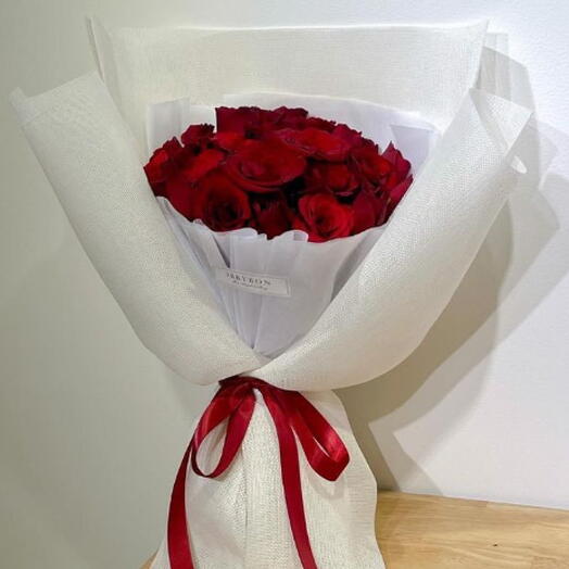 Роскошный букет из 20 красных роз