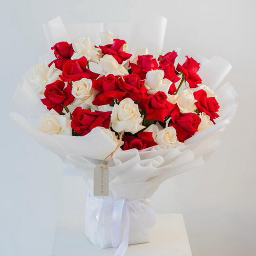 Ромео- Букет красных и белых роз