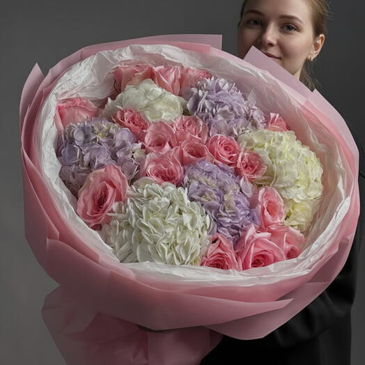 Bouquet premium de roses Ohara parfumées avec hortensia