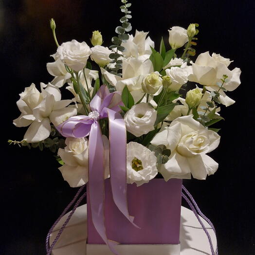 Белые розы в коробке