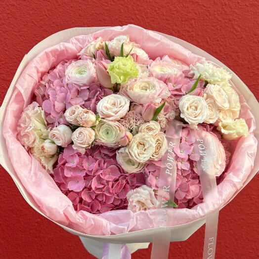 Pastel Poise: Букет из розовых гортензий, роз и эустомы