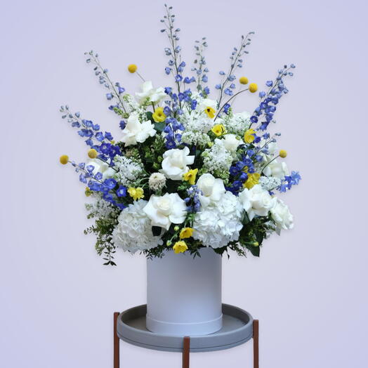 Сумеречный сад: голубая матиола, белые розы, белые гортензии, жёлтая хризантема, белая гипсофила.