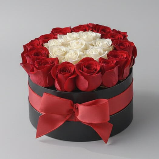 Корзина роз Круг вечной любви | 14 красных   8 белых роз | Доставка цветов ко Дню святого Валентина ОАЭ