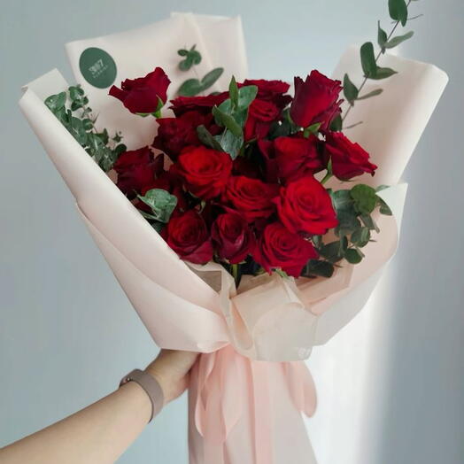 Hojas clásicas y ramo de rosas