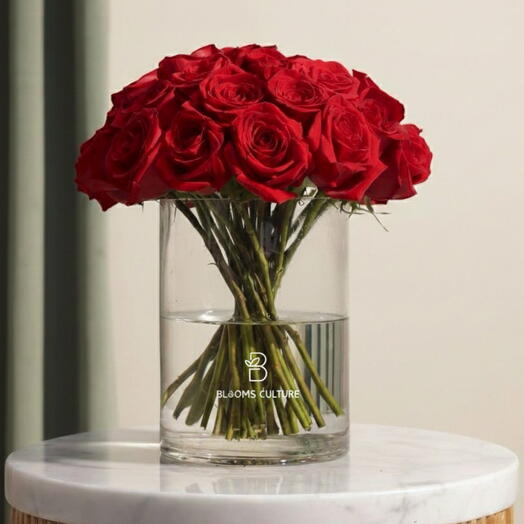Blooms Culture Классические красные розы в стеклянной вазе