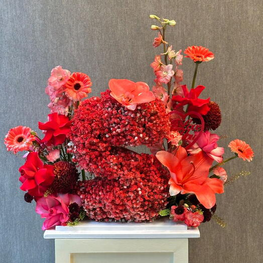 Composition en forme de lettre initiale