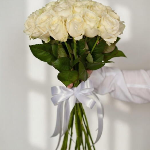 Белые розы Avalanche (Эквадор)