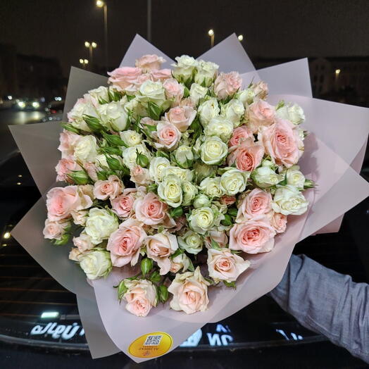 Букет белых и розовых спрей-роз