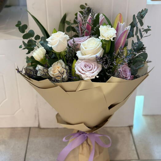 LILLY   ROSES IN A BQT