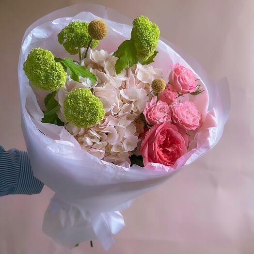 Bouquet d'été avec hortensia, viorne et roses pivoine 7560