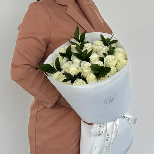 25 белых роз в белом