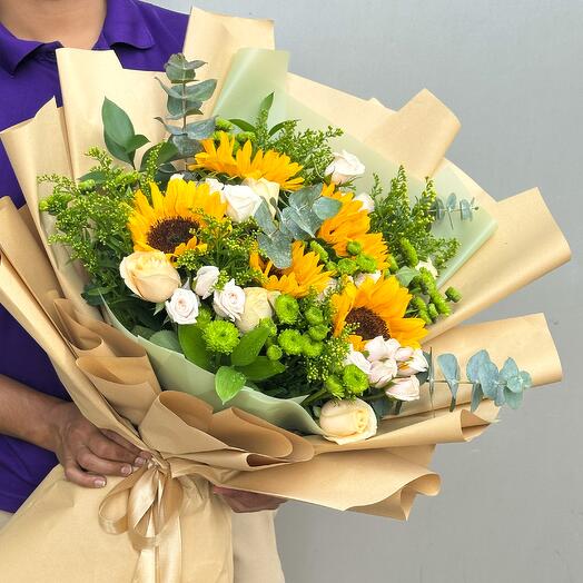 Букет подсолнухов и персиковых роз