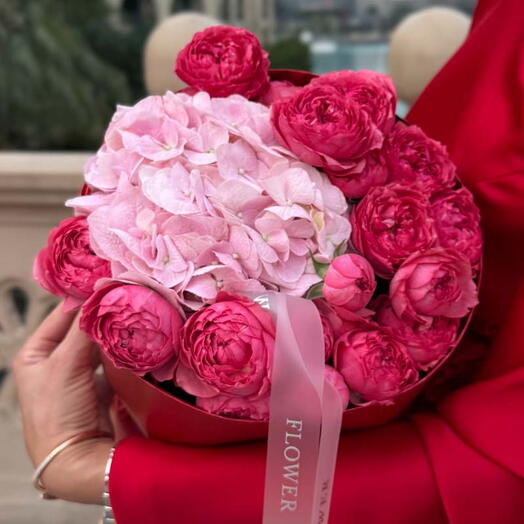 Цветение вишни: маленький букет из гортензий и роз