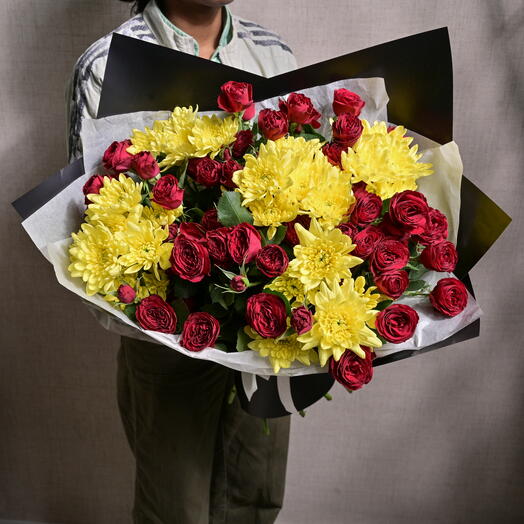 Ramo de rosas rojas en spray y crisantemos amarillos 6568
