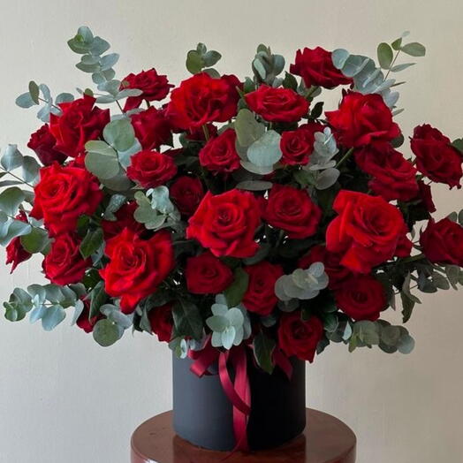 Куст красной розы