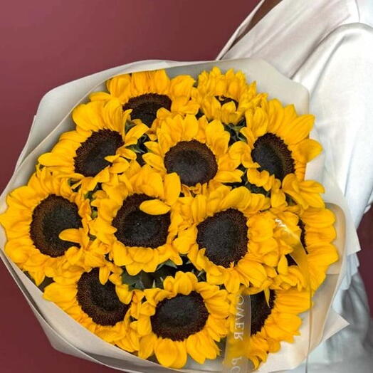 Солнечное настроение: букет из 12 подсолнухов