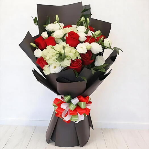 Элегантный букет к Национальному дню ОАЭ – красные, белые и зелёные цветы с декоративными лентами