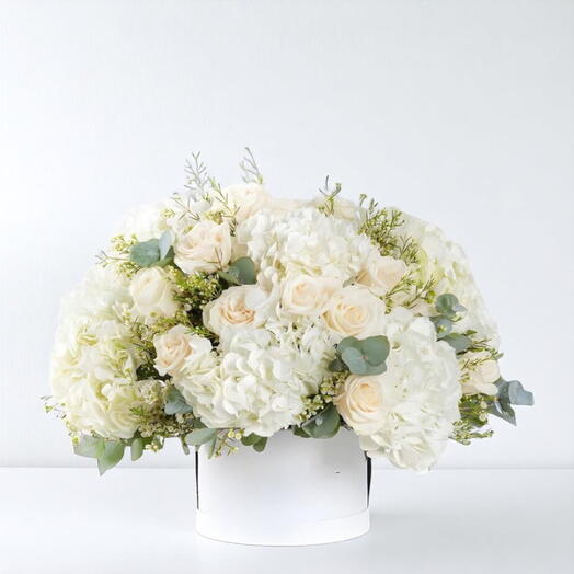 Harmonie de rose blanche et d'hortensia dans une boîte charmante