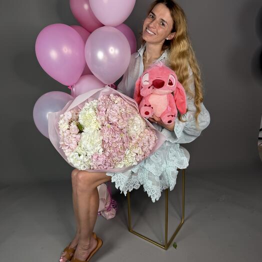Розовая фантазия-сюрприз: букет розовых и белых гортензий, мягкая игрушка Стич и розовые воздушные шары